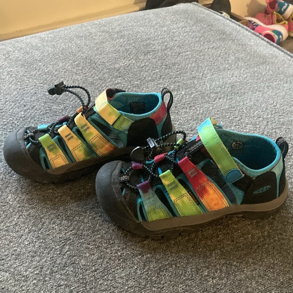 Keen sandals size 1 - Picture 4 of 6